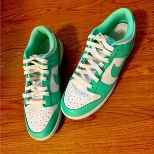 Men’s size 12 mint green and white Nike dunks